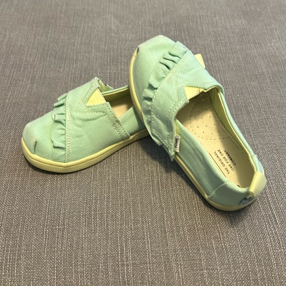Toddler girls Tom’s